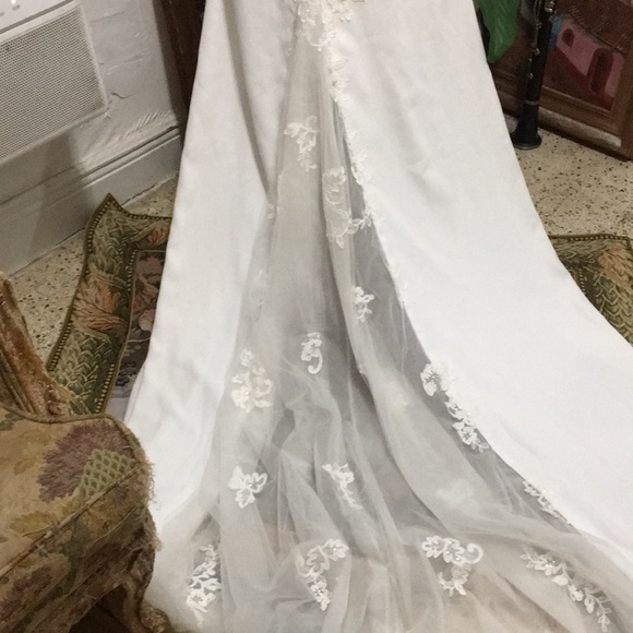 Classy Maggie sottero wedding dress 👰‍♀️ - Picture 6 of 7